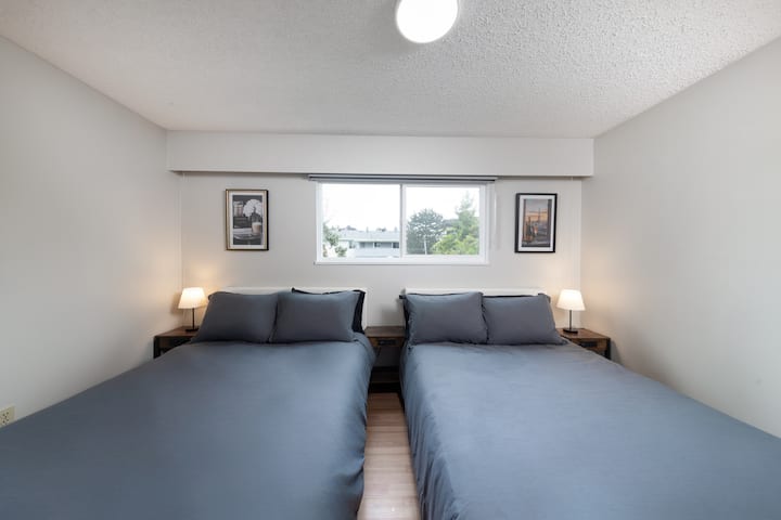 Izba s dvoma pohodlnými manželskými posteľami, ideálna pre rodiny alebo skupiny. Zahŕňa čistú posteľnú bielizeň, pohodlné vankúše a dostatok priestoru na oddych. Ideálne na pokojný nočný spánok po rušnom dni.