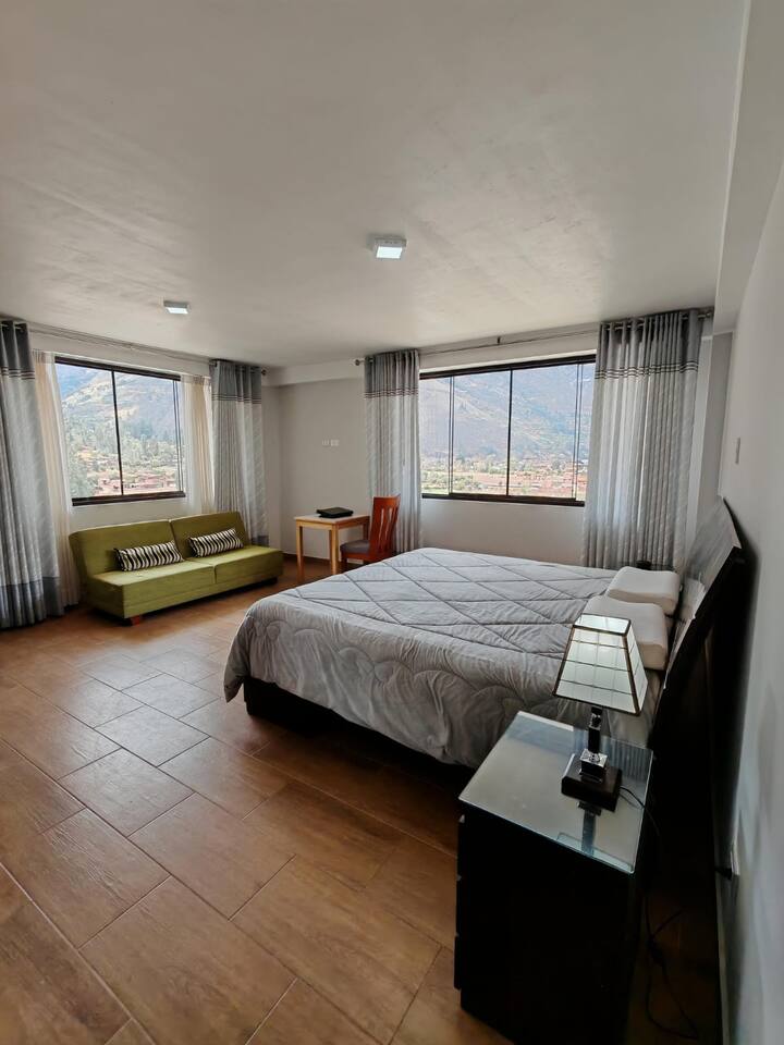 Cama King size con sofa cama adicional y escritorio, vista excepcional al norte y este de la ciudad