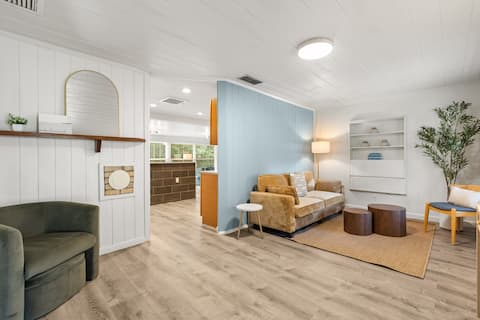 Top Airbnb: Lakefront Retreat • Waterfront Home Near Downtown in Wadeview Park