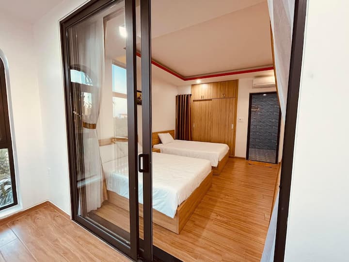 Posteľ
Matrac
Vankúše
Vstavaná chladnička
Klimatizácia
Polica pri posteli
Žabky v izbe