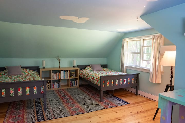Dormitorio2 en la planta superior con dos camas de tamaño completo. 