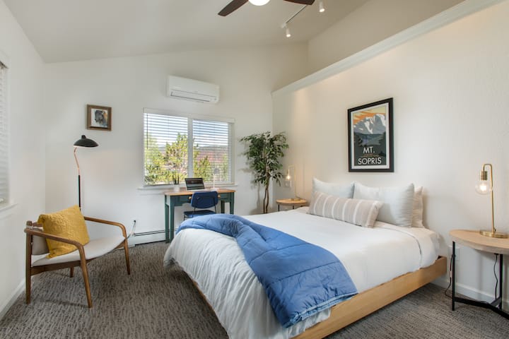 第二间卧室配备标准双人床