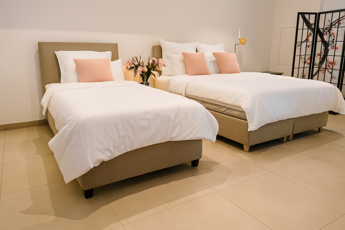 Ჩვენ გთავაზობთ საკმარის სივრცეს ორ მაღალხარისხიან ზამბარა საწოლზე სასტუმროს ხარისხით. Დიდი საწოლის ზომებია 160 × 200, ხოლო ერთადგილიანი საწოლი 100 × 200 სმ. 