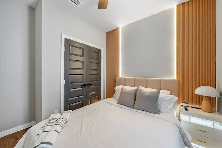 Relájate en un cómodo dormitorio con una lujosa cama tamaño queen, TV inteligente, cortinas opacas e iluminación moderna. Diseñado para la comodidad y noches de descanso durante tu estadía.