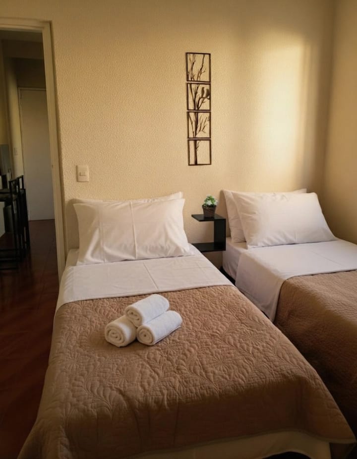 סוויטה נוחה עם חלון גדול, שתי מיטות יחיד בגובה שווה שניתן לחבר כדי ליצור מיטה זוגית. כריות נוחות, מצעים, כיסוי מיטה, מגבות רחצה ופנים. יש שידה בין המיטות ושולחן עם כיסא למחשב נייד.