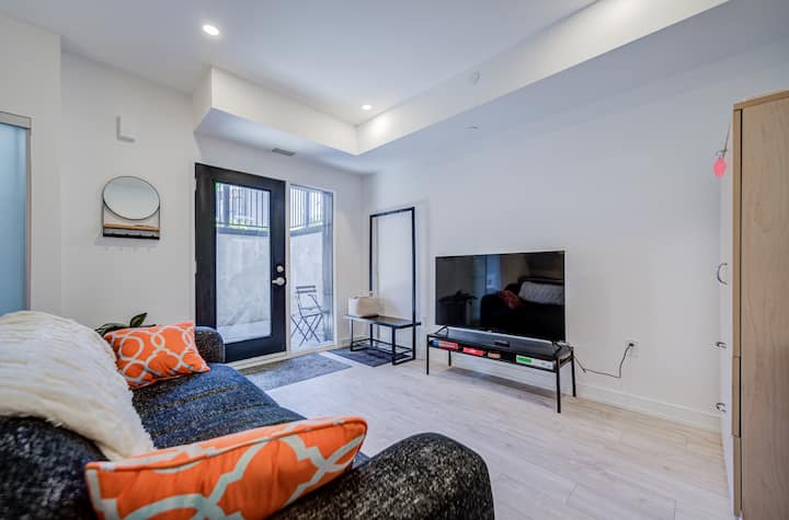 Charming 2-bedroom W Parking/wifi/pets - Toronto