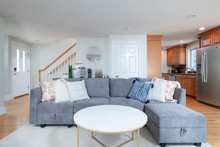 Lux Townhouse Near T | Zen Patio + 4 Parking - Medford, MA