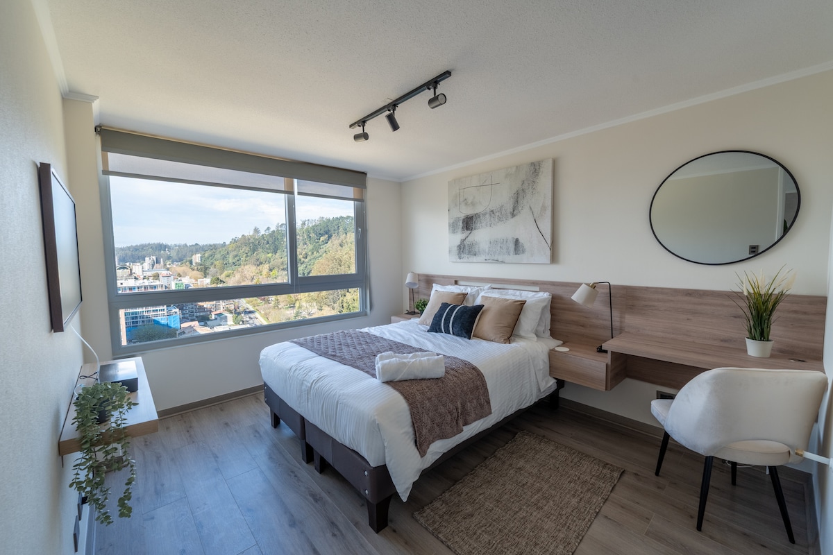 Dormitorio con cama Rosen de 2 plazas, TV The Frame de 43", walking closet y baño en suite. Ideal para descansar con estilo y comodidad. Espacio tranquilo y privado.