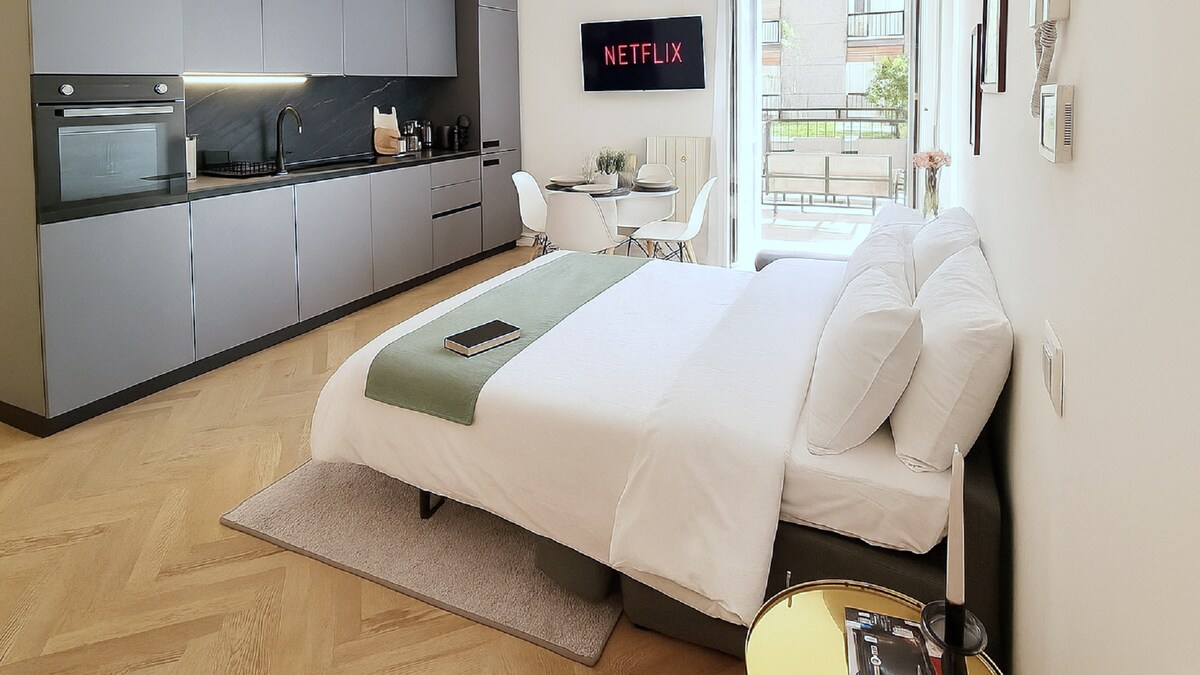 Vista de la sala de estar con acceso a la terraza, esta vez con el sofá cama ya abierto y listo para la noche. Un toque de practicidad para alojar mejor a un máximo de 4 huéspedes.
Las dos áreas dedicadas al descanso tienen un televisor inteligente de 43 pulgadas.