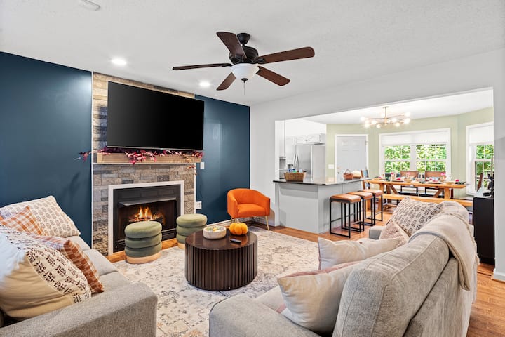 تتميز هذه الغرفة بجدران زرقاء مريحة ومدفأة دافئة، مما يجعلها مثالية للاسترخاء. سواء كنت تشرب الشاي أو تشاهد الأفلام أو تشارك القصص أو تستمتع بالأجواء المحيطة، فإن غرفة المعيشة لدينا هي ملاذك الصغير من الهدوء والراحة.