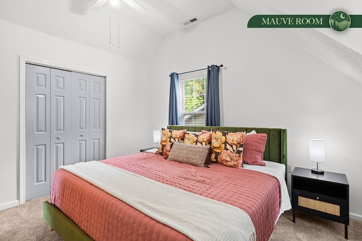 استمتع بالراحة الراقية في غرفة Mauve، حيث تلتقي الأناقة بالصفاء. دع درجات اللون البنفسجي الهادئة والإضاءة المحيطة تغمرك في ملاذ هادئ وممتع.

• يتميز بسرير كبير الحجم من الإسفنج المرن لقضاء ليلة مريحة

