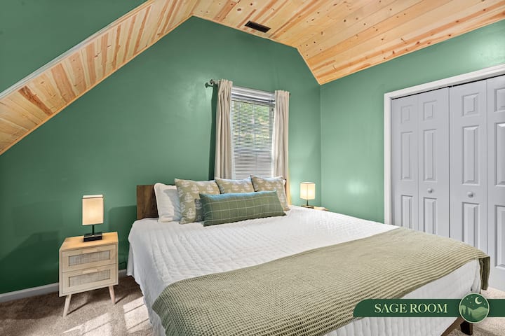استرخ في غرفة Sage الهادئة، التي تتميز بألوان خضراء مهدئة وسقف خشبي دافئ يضيف لمسة من السحر الريفي

• يتميز بسرير كبير الحجم من الإسفنج المرن لقضاء ليلة مريحة

