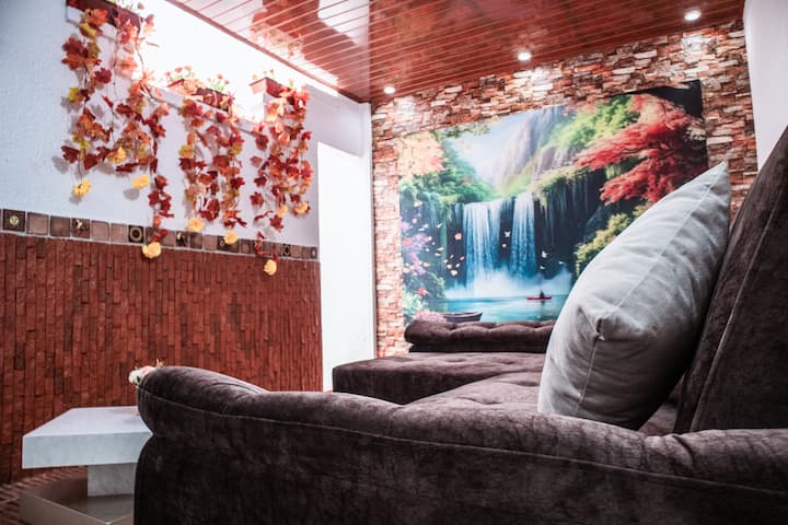 享受为放松和舒适而设计的空间，非常适合坐下来阅读、休息。 装饰营造出温馨舒适的氛围，由于房子的无线网络（500兆字节），您也可以尽情享受手机