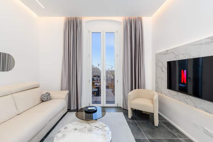 ห้องนั่งเล่นสว่างไสวพร้อมวิวทะเล 