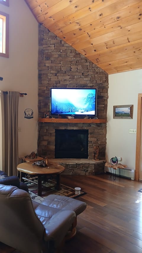 Popular Airbnb listing: RRC; fish the AuSable River, 8ppl, dogs, hot-tub in Wilmington