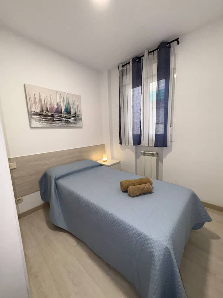 CHUMBA KIMOJA CHA KULALA CHENYE KITANDA CHA sentimita 90, kwa mtu wa tatu anapokaa. Chumba hiki cha kulala HAKIJAFUNGULIWA wakati nafasi imewekwa kwa ajili ya wageni 2, isipokuwa kama wanataka kulipa ada ya mgeni wa tatu