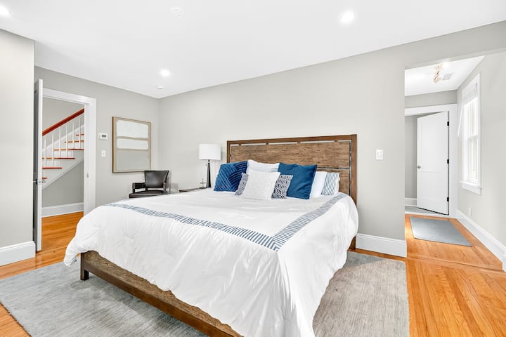 Dormitorio principal espacioso y acogedor. 