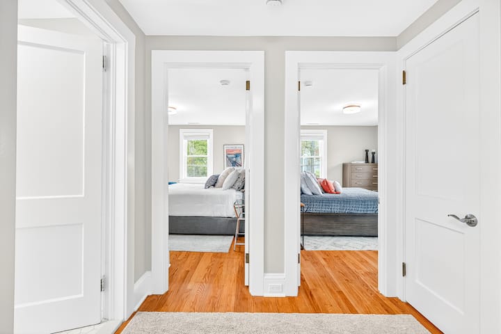 Segundo piso de la casa; a la izquierda un baño completo, recto dos dormitorios, y a la derecha la oficina.