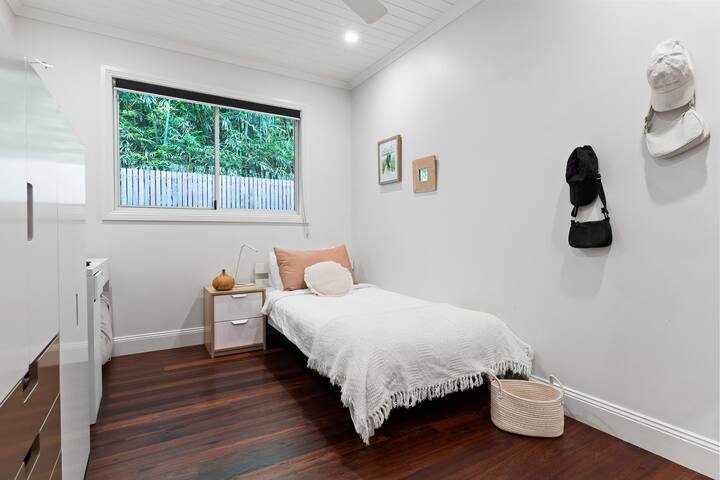 Bien que cette photo soit d'un lit simple, nous avons mis un lit double ici maintenant.  J'attends juste de nouvelles photos. 