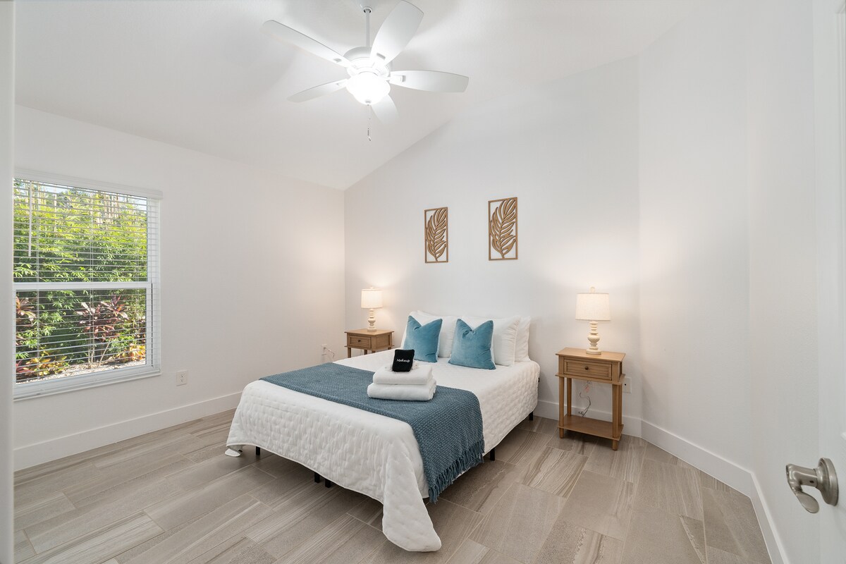 带有柔软装饰的舒适客房