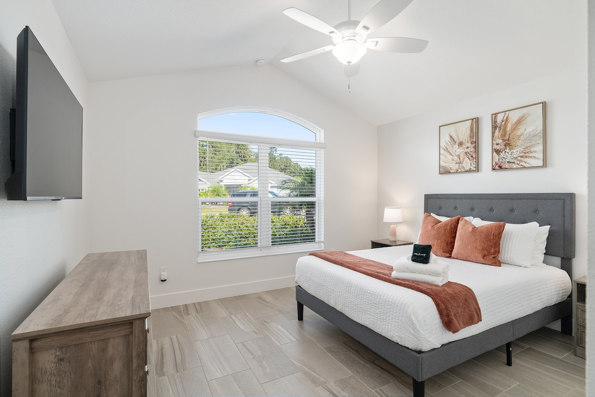 明亮的客房，配备现代家具