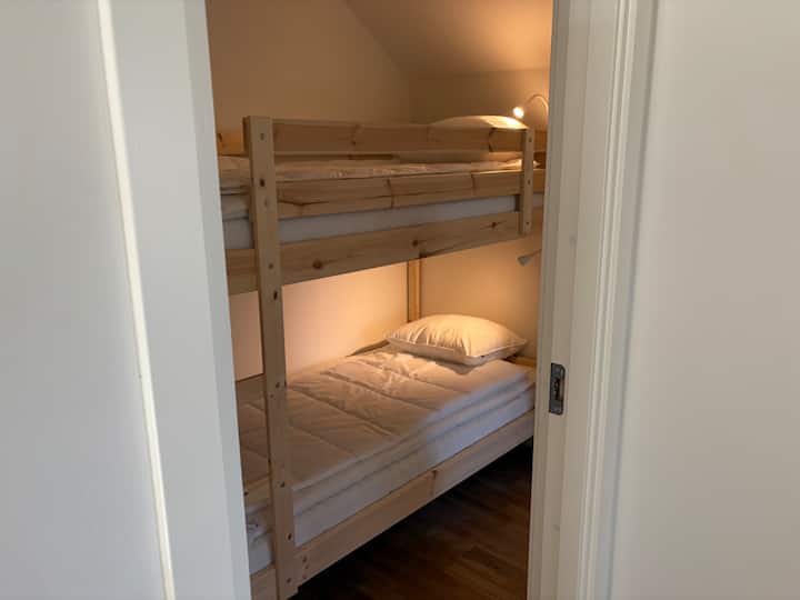 تحتوي غرفة النوم هذه على فتحة إلى غرفة النوم الرئيسية بسرير مزدوج في الطابق العلوي. غرفة عائلية مثالية حيث يكون الأطفال قريبين من الوالدين. 