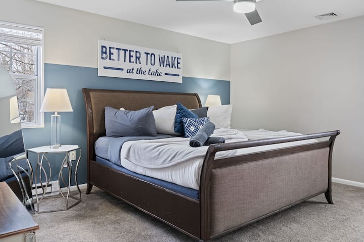 Un dormitorio encantador con un espejo lindo y un ambiente cálido y hogareño. La iluminación suave, los detalles acogedores y la decoración bien pensada crean un espacio relajante donde puedes descansar, recargar energías y sentirte como en casa durante tu estadía.