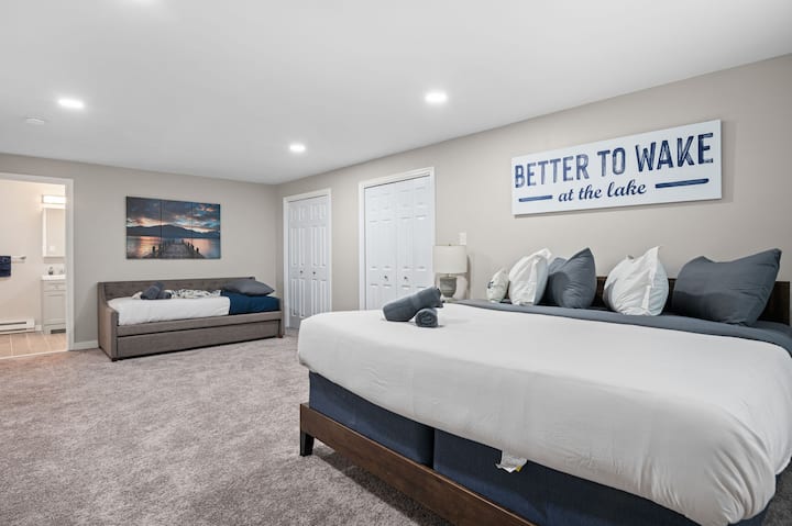 Un dormitorio espacioso con camas grandes y cómodas, perfecto para relajarse con algunos amigos. Acogedora, relajada y diseñada para la comodidad, esta habitación es ideal tanto para el descanso como para los momentos de diversión durante tu estancia.