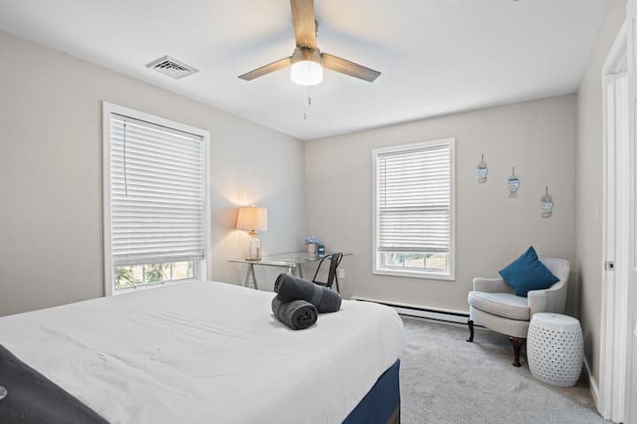 Persianas que oscurecen la habitación para un descanso tranquilo, además de almohadas adicionales para mantenerte cómodo y cómodo toda la noche.