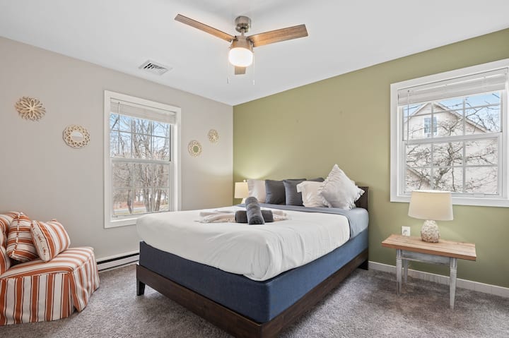 Un dormitorio elegante con una decoración estética, perfecto para tomar fotos dignas de Instagram y Pinterest. Disfruta de una cama amplia y cómoda con sábanas frescas, ideal para relajarte, recargar energías y capturar momentos hermosos durante tu estadía.