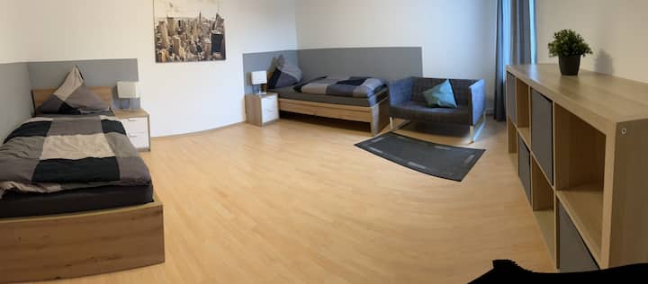 חדר שינה 2: 2 מיטות יחיד, שולחן ליד המיטה, מדף, מתלה בגדים ומקומות ישיבה. 

חדר שינה: 2 מיטות יחיד, שולחן ליד המיטה, מדף, קולב וספה. 