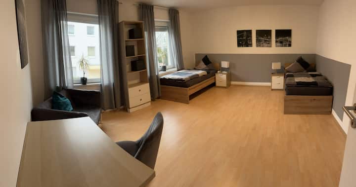 חדר שינה 2: 2 מיטות יחיד, שולחן ליד המיטה עם מנורה, מדף, מתלה בגדים ושולחן עם מקומות ישיבה. אופציונלי: אפשר להכניס 3 מיטות יחיד. 

חדר שינה: 2 מיטות יחיד, שולחן ליד המיטה, מדף, קולב, שולחן ומקומות ישיבה. אופציונלי: אפשר להכניס 3 מיטות יחיד.