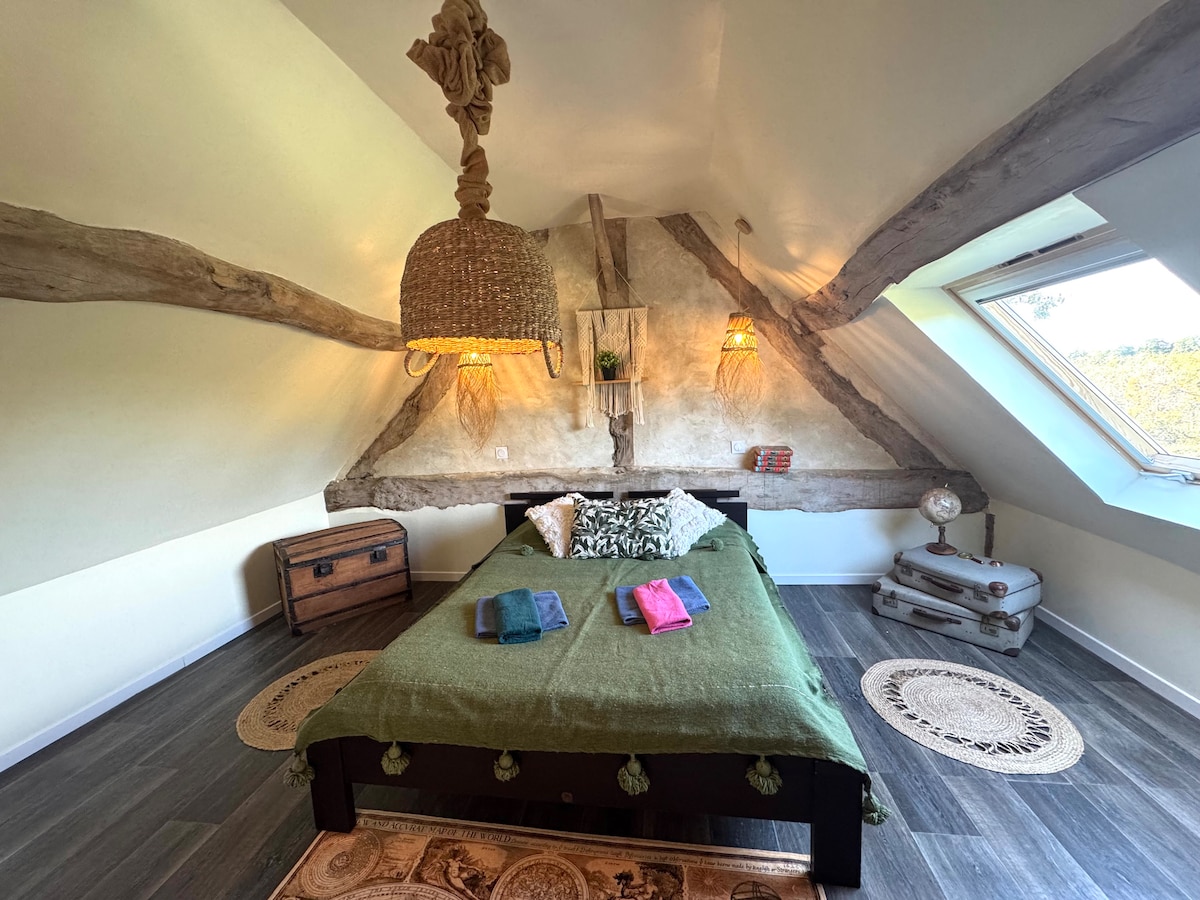 Glavna spavaća soba s kupaonicom. Posteljina i ručnici su osigurani.