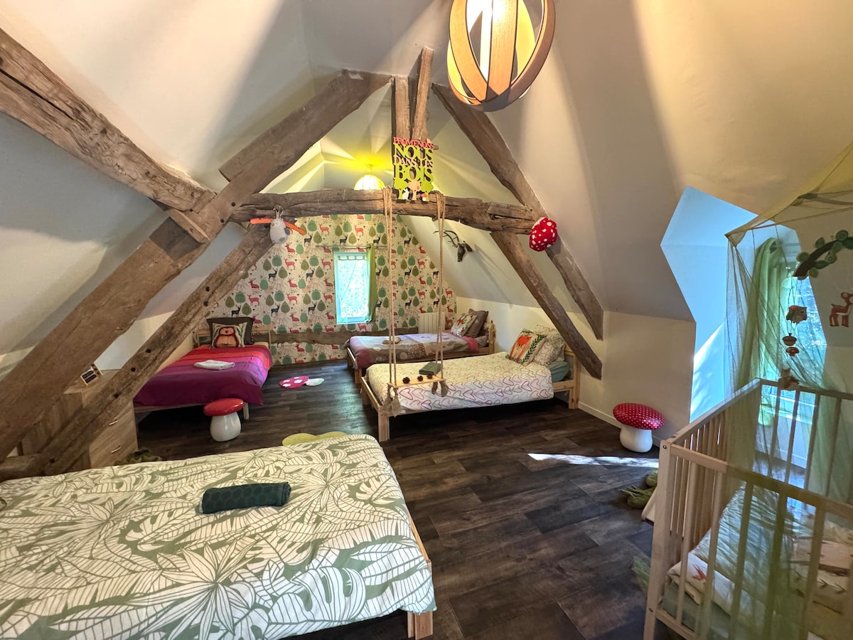 Četvrta spavaća soba nalazi se na katu odmah iza igraonice. Ima 4 kreveta za jednu osobu, od kojih se 2 mogu spojiti u bračni krevet. Dostupni su dječji krevetić i igre.