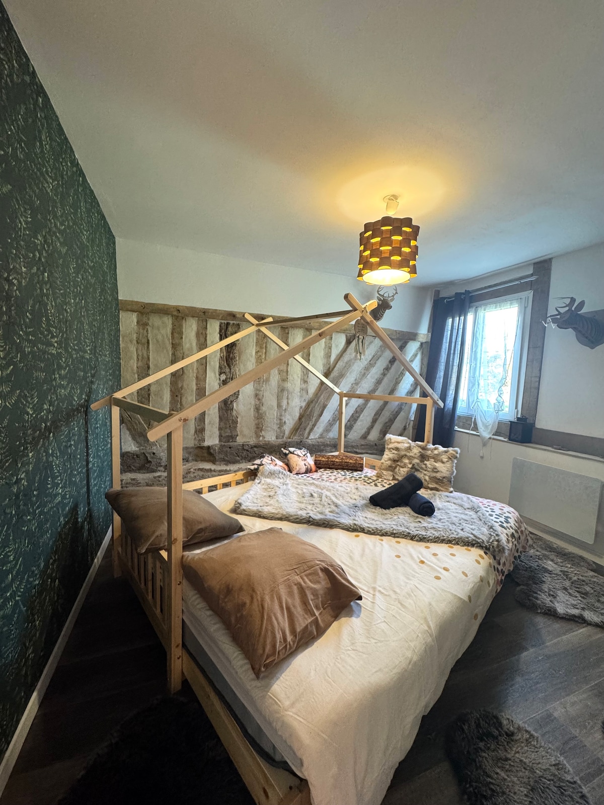 Spavaća soba „Robin des Bois” nalazi se u prizemlju, između spavaće sobe „Bois – Joli” i kupaonice.