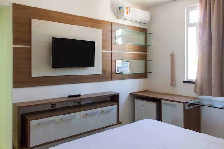 Suite au premier étage, entièrement meublée, avec un lit queen size, la climatisation, une télévision, une salle de bain privée avec toilettes et douche électrique, une armoire et un rideau occultant. 