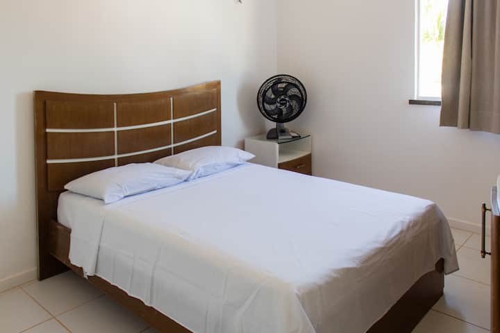 Chambre au premier étage, avec un lit double, une commode, un ventilateur, une table de chevet et des rideaux occultants.
Crochets (supports) disponibles pour un hamac!
Toilettes accessibles et salle de bain sociale en face de la chambre.