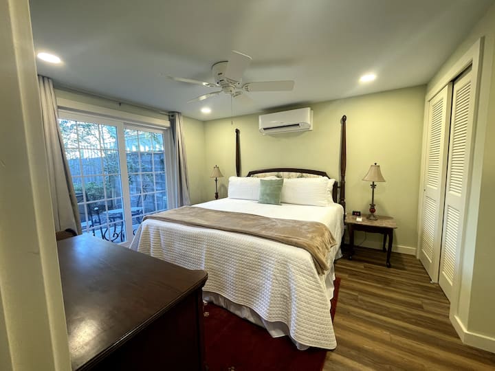 Apartman s bračnim krevetom, izlazom u dvorište i kupaonicom u sobi.