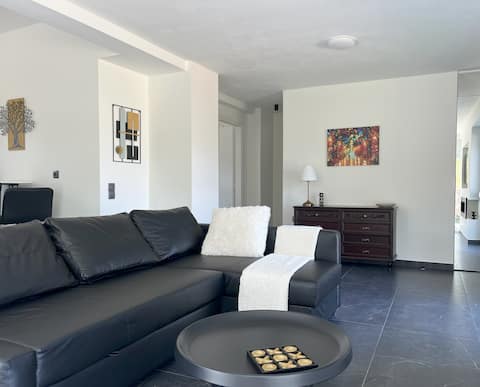 Top performing Airbnb: Modern Garden Apartment with City & Mountain View in Περιφερειακή Ενότητα Ιωαννίνων