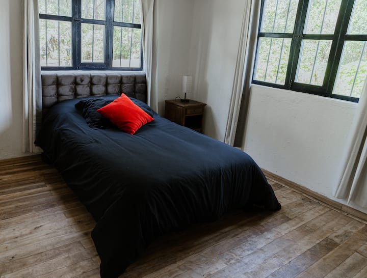 Habitación 2, cama doble para dos personas.