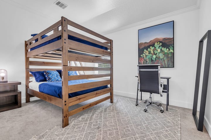 Kitanda cha ghorofa mbili za mbao, kiti cha dawati na kioo kikubwa kwa ajili ya kujiandaa kuchunguza Houston.
