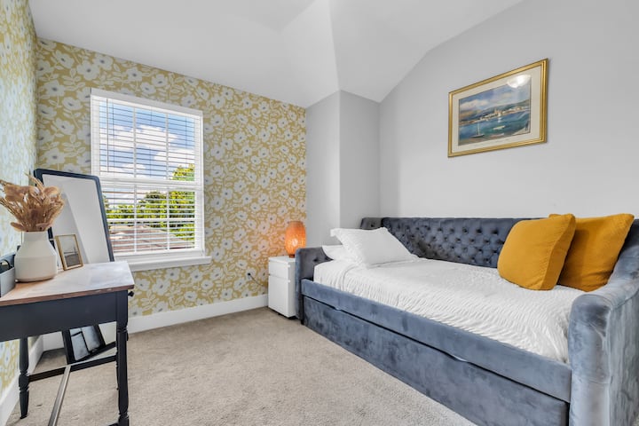 Chumba chetu cha kulala cha sofa pacha kilicho na kitanda cha mtu mmoja.  Mito na blaneti za ziada zinatolewa!  