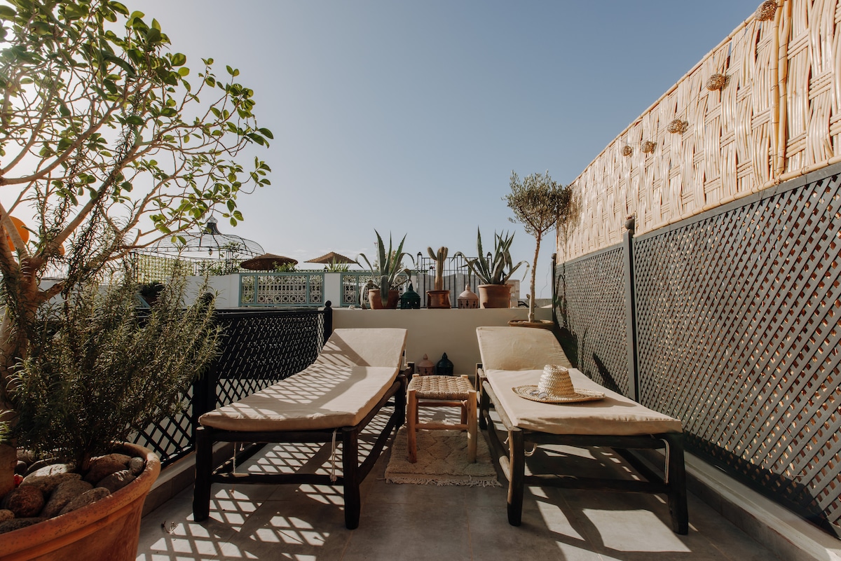 Détail de la piscine chauffée privée Riad Médina Marrakech