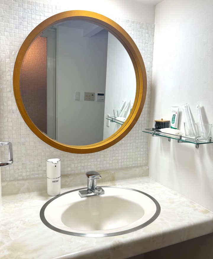 自動形成ハンドソープ付きパウダールーム。