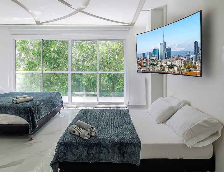 Habitación amplia: 2 camas dobles (152 x 203) + balcón privado | Baño privado | Wifi | Aire acondicionado ✅