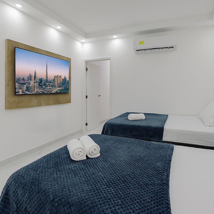 Habitación amplia: 2 camas dobles (152 x 203) + balcón privado | Baño privado | Wifi | Aire acondicionado ✨