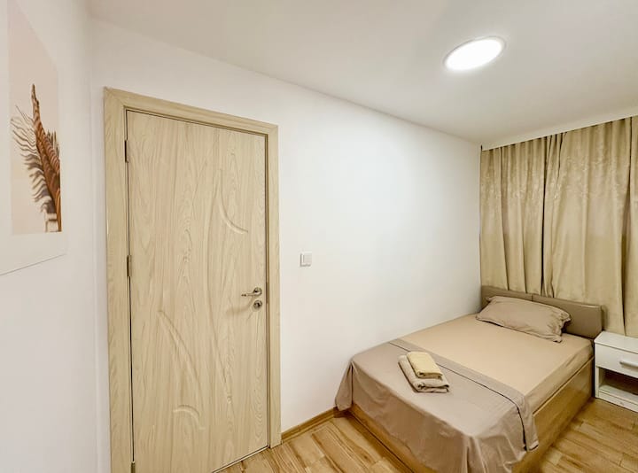 Svetlá spálňa s jednolôžkom a šatníkom. Priestranná a útulná izba, ktorá vytvára pokojnú a príjemnú atmosféru, ideálna na relax a pohodlný pobyt.