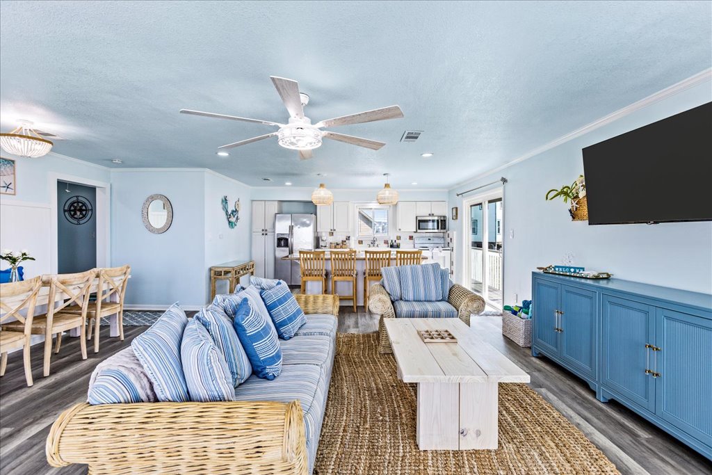 Top Airbnb: Echoing Pearl: Beach Access! in Galveston