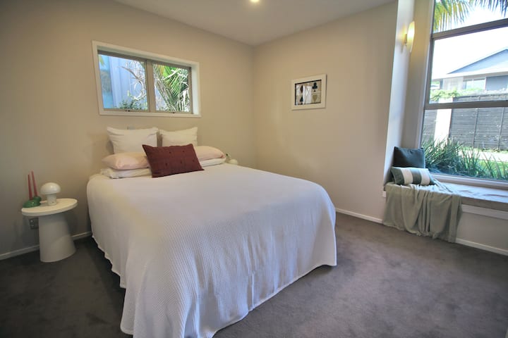 Брачен кревет (широк 150-179 см) со гардероба. На главно ниво на живеење.