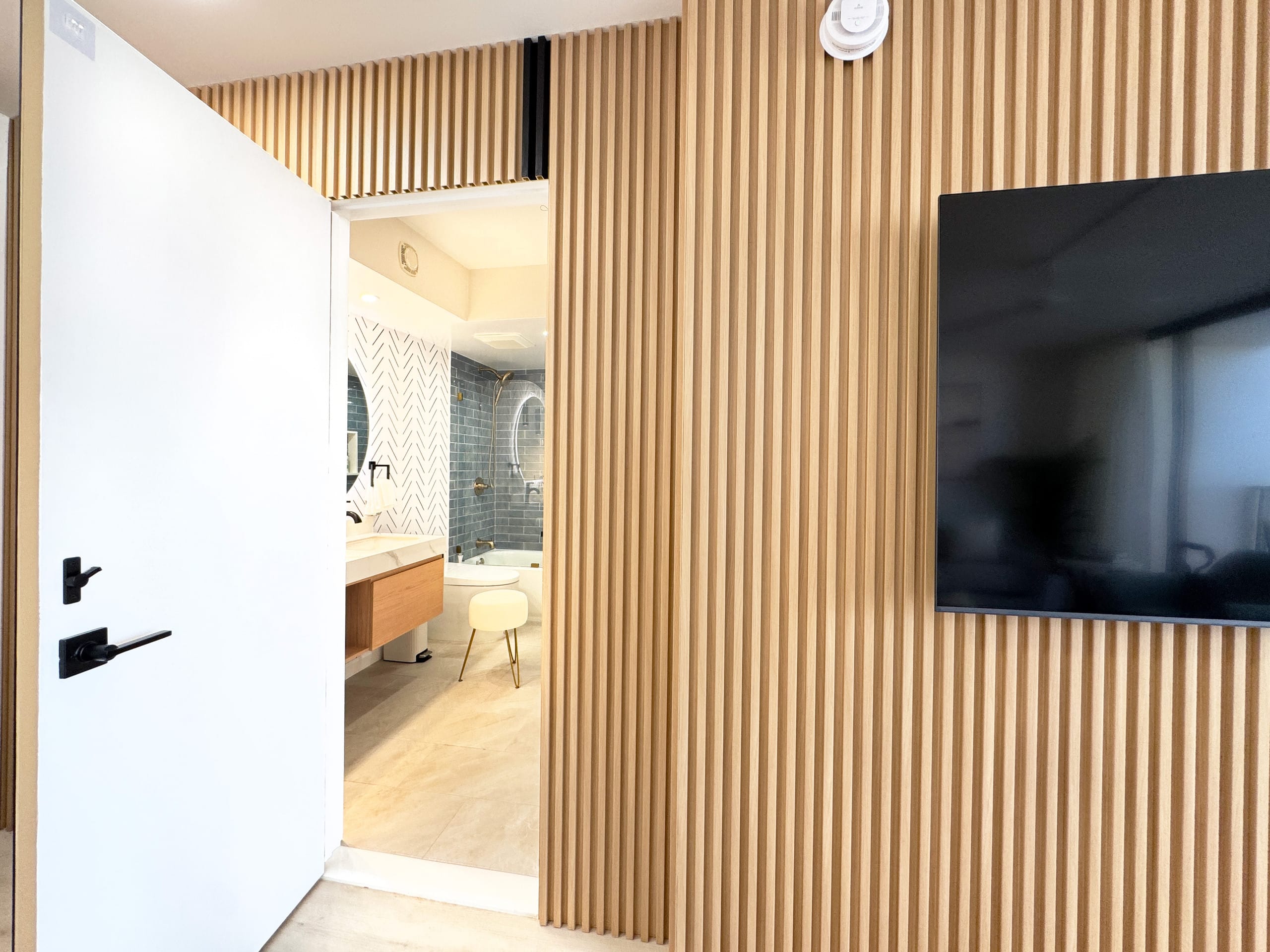 Waikiki condo w/ ocean view & beach access - Image 19